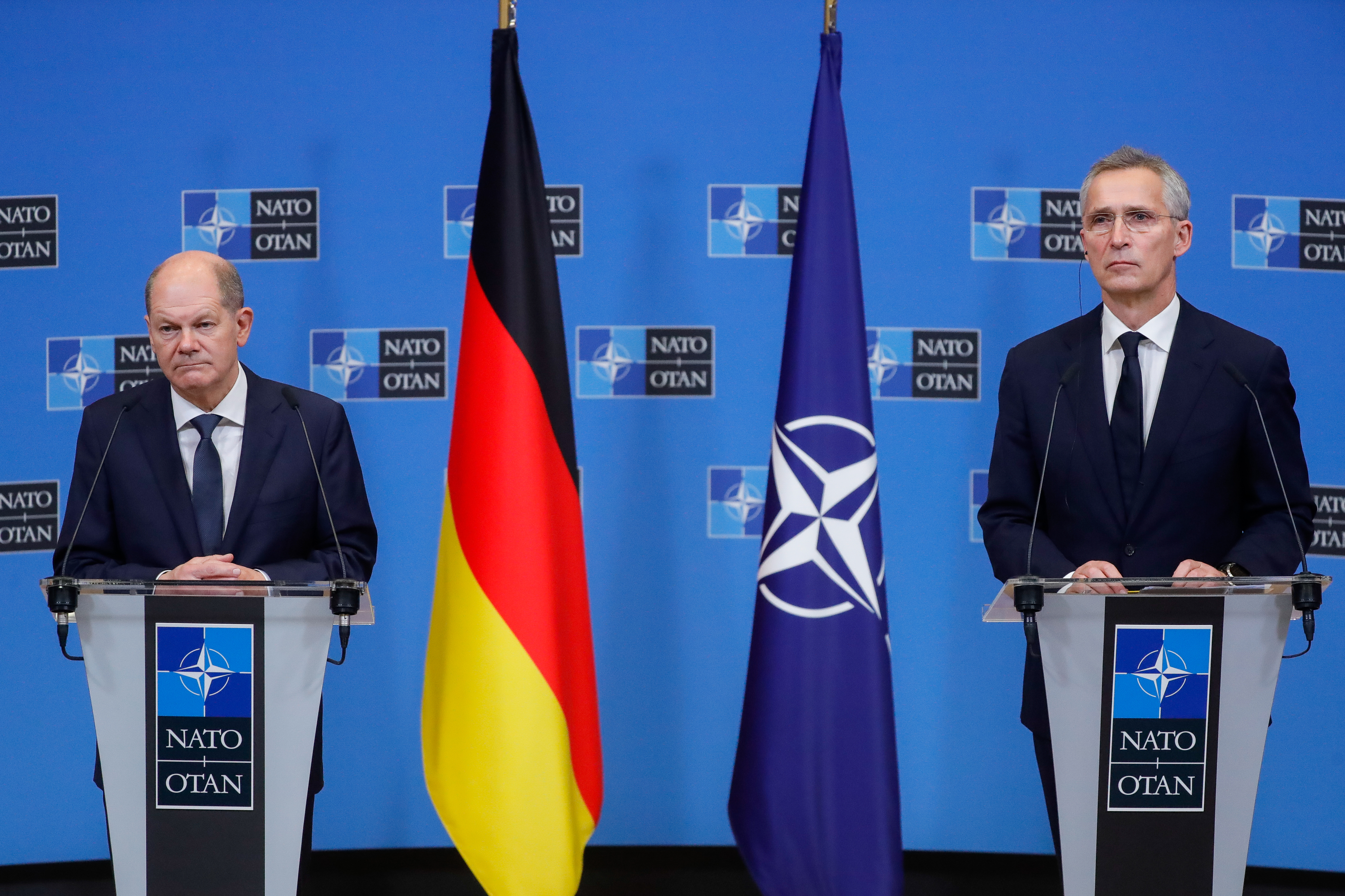 Almanya Başbakanı, NATO yu ziyaret etti